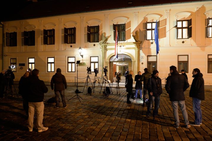 Novinarsko čekanje do dugo u noć moglo bi postati praksa  / Foto: Goran Mehkek / CROPIX