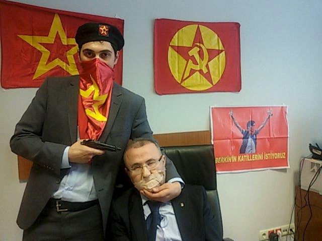 Revolucionarna fronta narodnog oslobođenja objavila je fotografiju tužitelja s pištoljem uperenim u glavu i najavila da će ga ubiti u 14.36 minuta