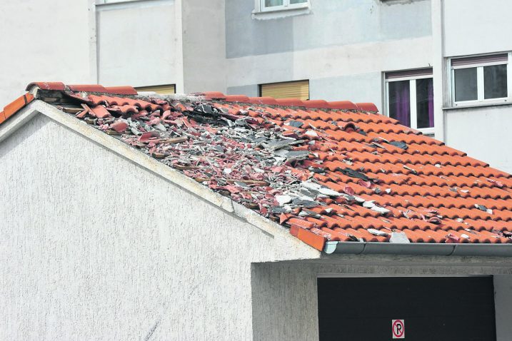 Vjetar je oštetio brojne krovove / Snimio Sergej DRECHSLER / Nl arhiva