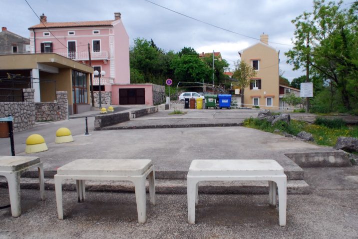 Uskoro će na mjestu improvizirane omišaljske tržnice izniknuti moderan i natkriven trgovačko- tržnički kompleks / Foto: M. TRINAJSTIĆ