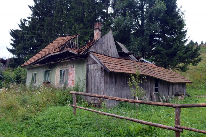 Kuća u Ulici Topolovac prva je na redu za rušenje u Lokvama / Snimio Marinko KRMPOTIĆ
