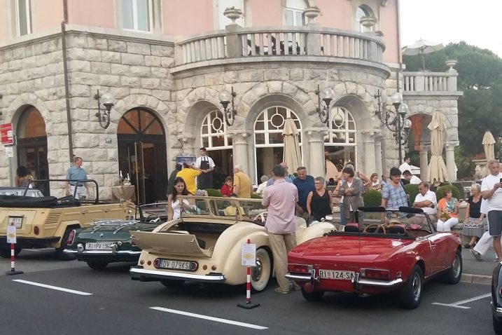 Od danas u Opatiji počinju besplatne vožnje oldtimerima za turiste / Snimio M. ANIČIĆ