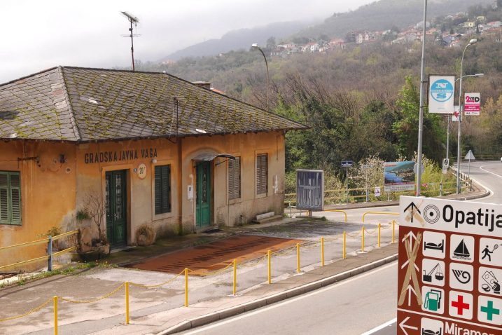 Objekt u vrijeme dok je još ispred zgrade postojao stari mehanizam za vaganje, prije rekonstrukcije raskrižja / foto Marin Aničić