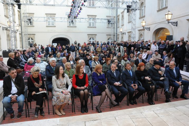 Brojna publika na otvorenju retrospekive Nives Kavurić Kurtović / Snimio Darko Jelinek