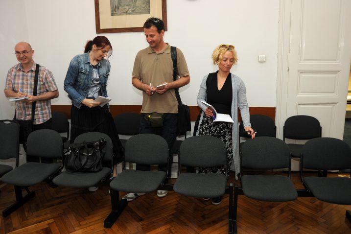 Novinari stoje iza praznih stolica namijenjenih optuženima / Snimio Darko JELINEK
