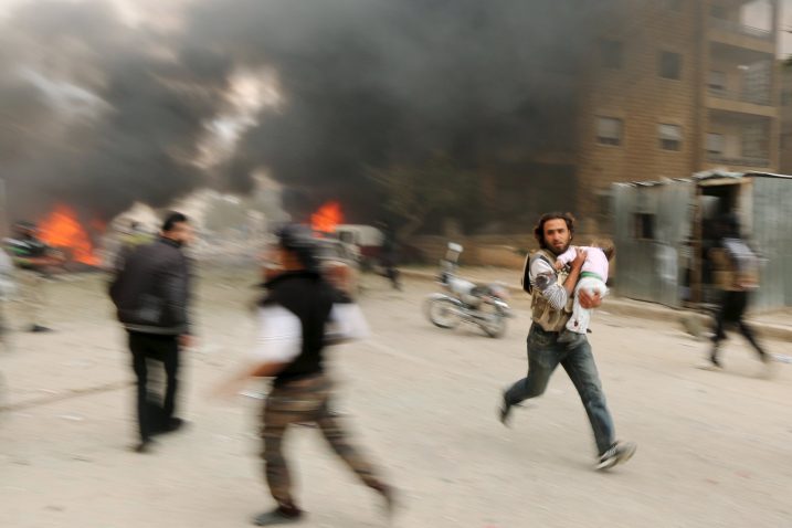 Ljudi bježe dok snage lojalne sirijskom predsjedniku granatiraju grad Idlib / Reuters