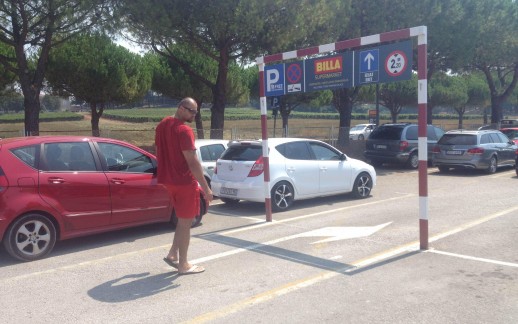 Zoran Grgić pokazuje mjesto na kojem se nalazio automobil iz kojega je spasio mališana / Snimio M. SARDELIN