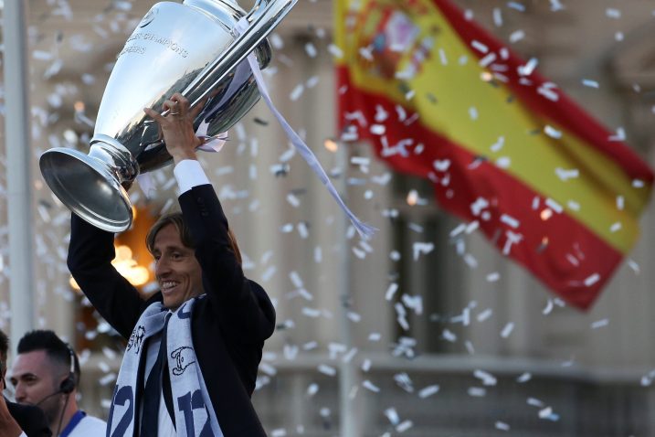 Luka Modrić s trofejom Lige prvaka, Foto: REUTERS
