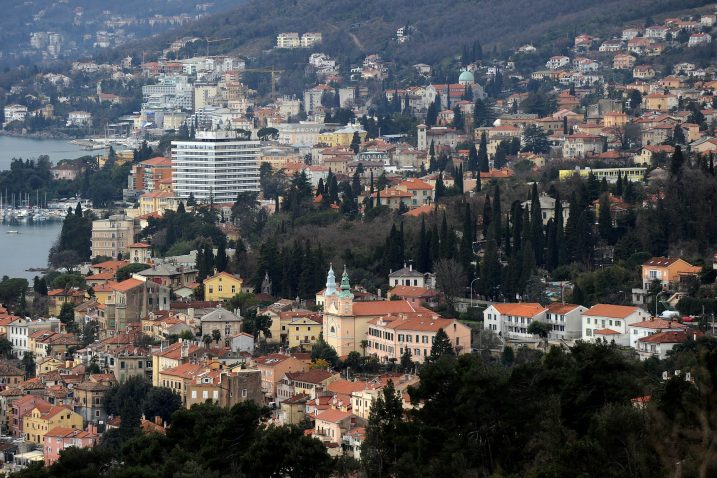 Nekretnine u središtu Opatije su skupe, pa mnoge obitelji traže više životnog prostora »u zaleđu« / Foto Marko GRACIN