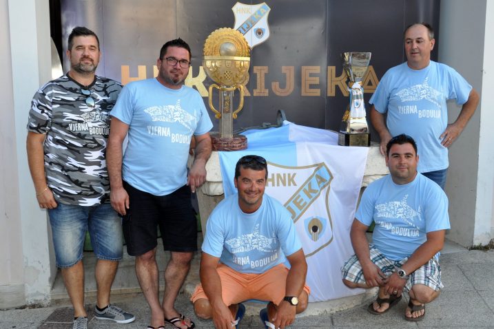 Članovi Udruge "Plavo-bijeli otok" s trofejima HNK Rijeka ponosno poziraju na krčkoj Veloj placi / snimio Mladen Trinajstić