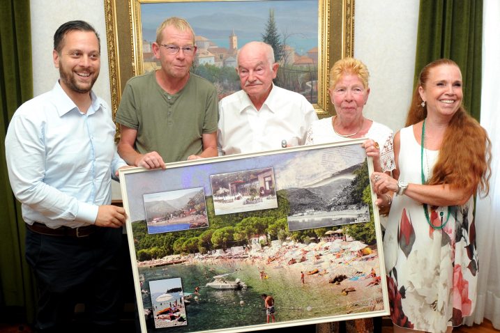 Goste iz Njemačke općinski čelnici i turistički djelatnici dočekali su s darovima / snimio M. GRACIN