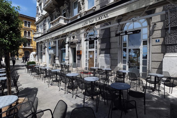 Prazna terasa caffe bara Laval na Rivi / Snimio Damir ŠKOMRLJ