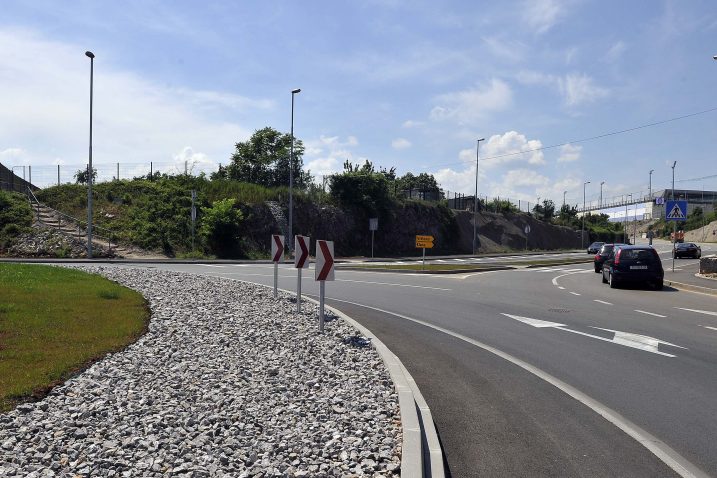 HC nudi kao rješenje fizičke zapreke ili signalizaciju kao kod kasličnog dvotračnog kružnog raskrižja / Snimio Roni BRMALJ