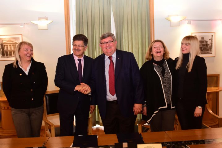 Sporazum su potpisali gradonačelnici Ivo Dujmić i Vojko Obersnel / Foto: M. ANIČIĆ