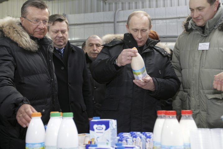 Rusija je od apsolutnog uvoznika hrane svake vrste postala veliki izvoznik – Vladimir Putin u tvornici mlijeka / Foto REUTERS