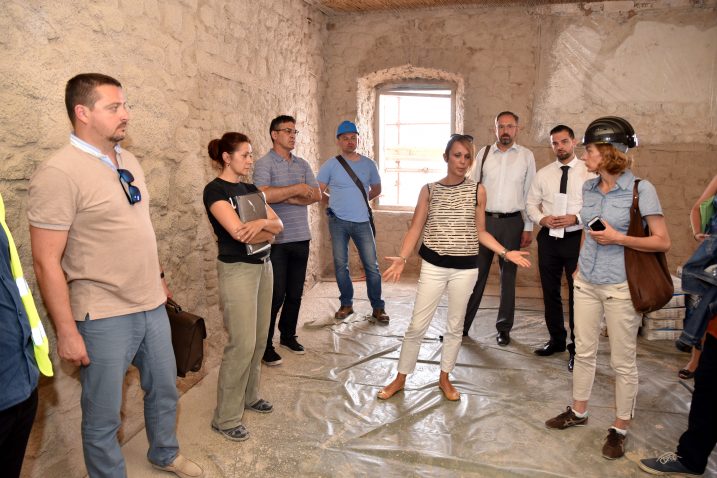 Gosti i domaćini u obilasku palače Moise / Snimio  Walter SALKOVIĆ