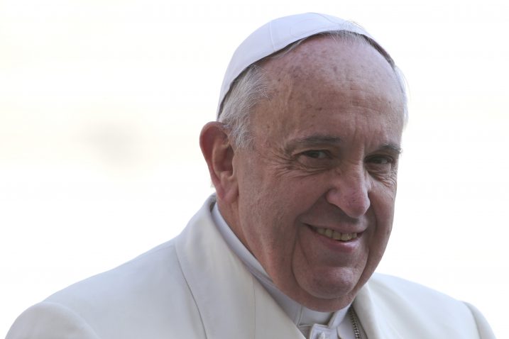 Volio bih da mogu izići iz Vatikana da me nitko ne prepozna i otići na pizzu - rekao je Papa Franjo / Reuters