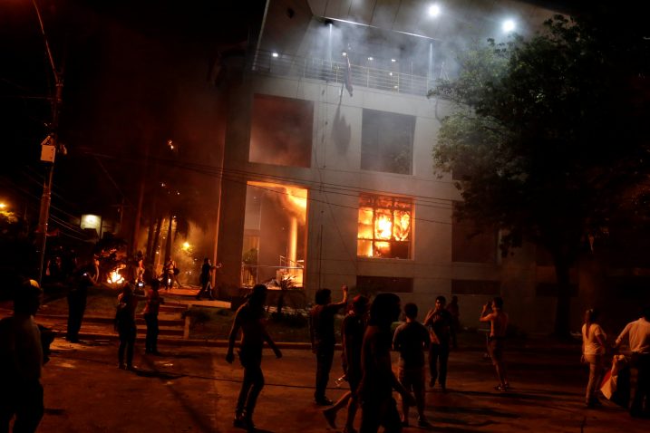 Televizijske snimke prikazale su prosvjednike kako razbijaju prozore i upadaju u zgradu Kongresa nakon sukoba s policijom, te potpaljuju požar u zgradi / Reuters