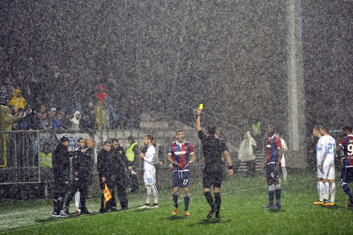 Na jadranskom derbiju nisu izostali ni žuti kartoni / Foto Damir ŠKOMRLJ