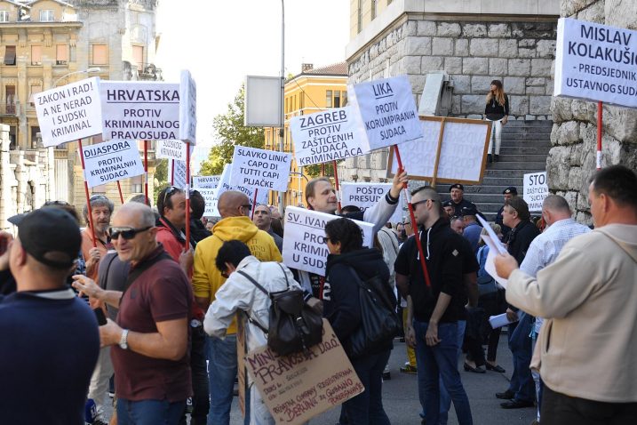 Prosvjednici ispred Županijskog suda / Snimio Ivica TOMIĆ