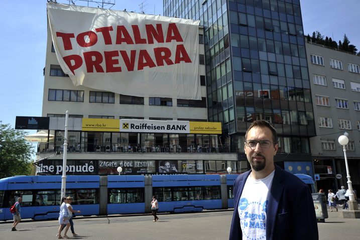 Tomislav Tomašević pred svojim transparentom / Snimio Nenad REBERŠAK
