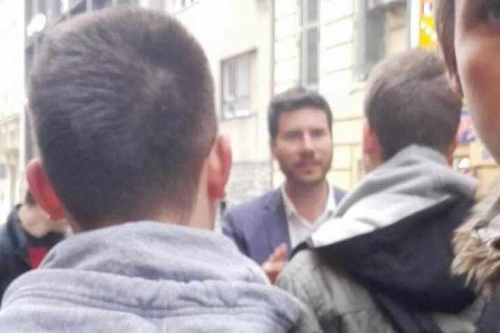 Za vrijeme odmora učenici su se skupljali oko Ivana Pernara i fotografirali / arhiva NL
