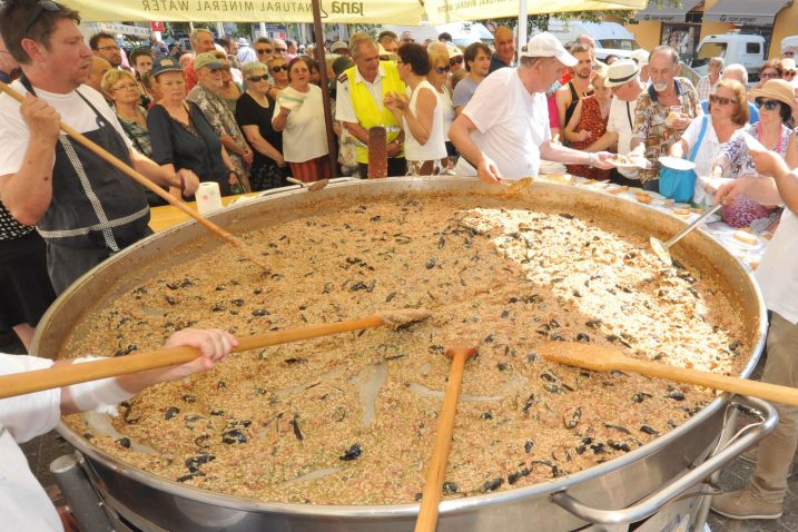 Opatijci čekali u redu za besplatan pijat vrućeg rižota / Foto Sergej Drechsler