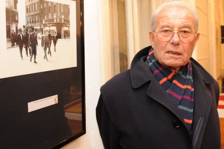 Petar Grabovac uz fotografiju kubanske delegacije predvođene Che Guevarom u Rijeci 18. kolovoza 1959.