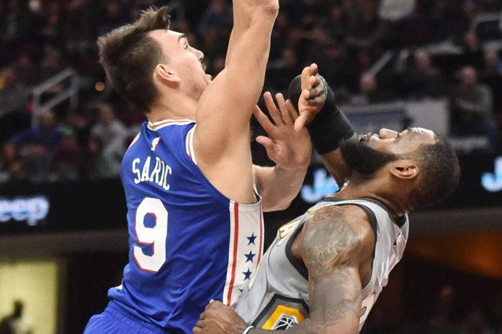 Dario Šarić i LeBron James / Foto: REUTERS