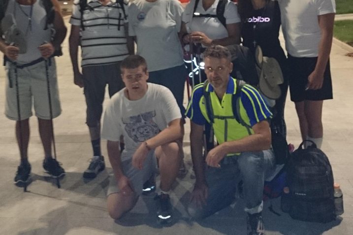 Hodočasnici ispred crkve sv. Mateja u Viškovu