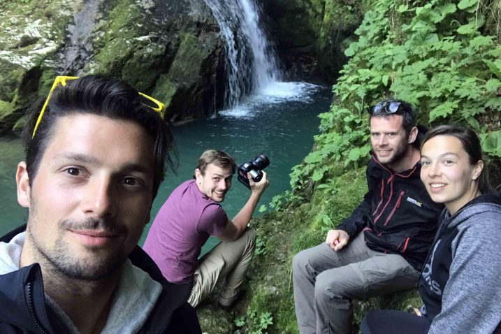 Selfie – Saša, Josh, James i Lexie na jednom od božanstveno čistih goranskih vodotoka / snimio Saša KAJFEŠ