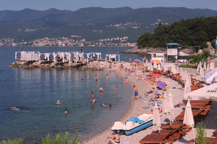 Borba za četvorni metar šljunka na Plaži Ploče i dalje traje / Foto Marko Gracin