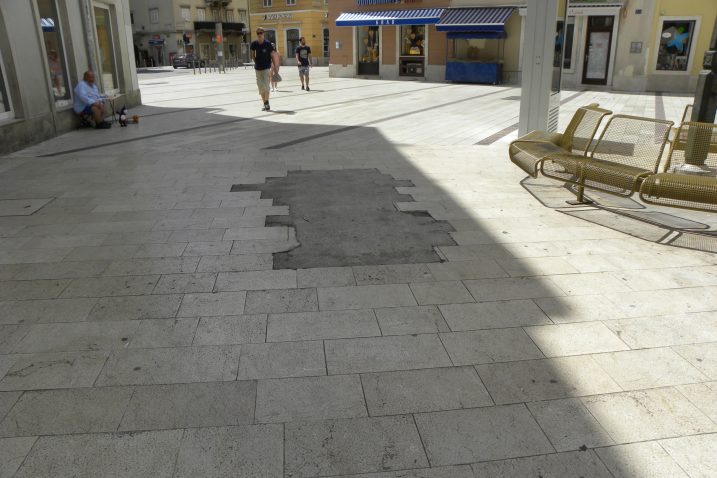 Betonska zakrpa umjesto kamenih  ploča u Starčevićevoj ulici