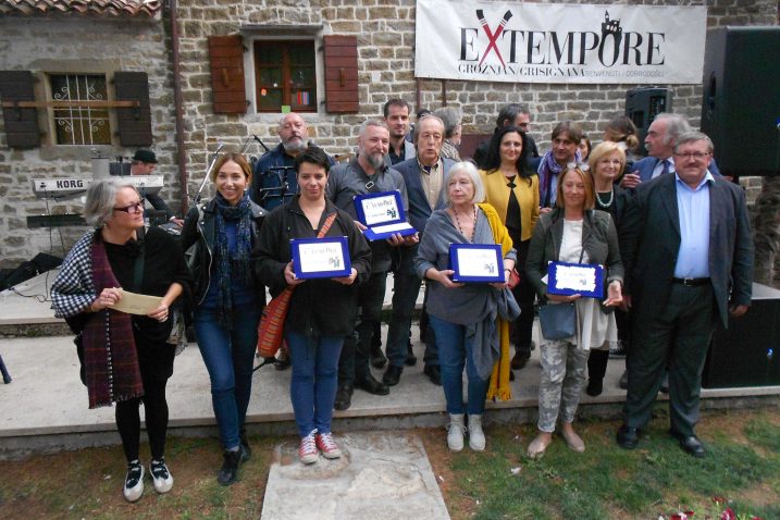 Nagrađeni sudionici grožnjanskog Ex tempora koji je okupio 363 umjetnika / Snimio M. RIMANIĆ