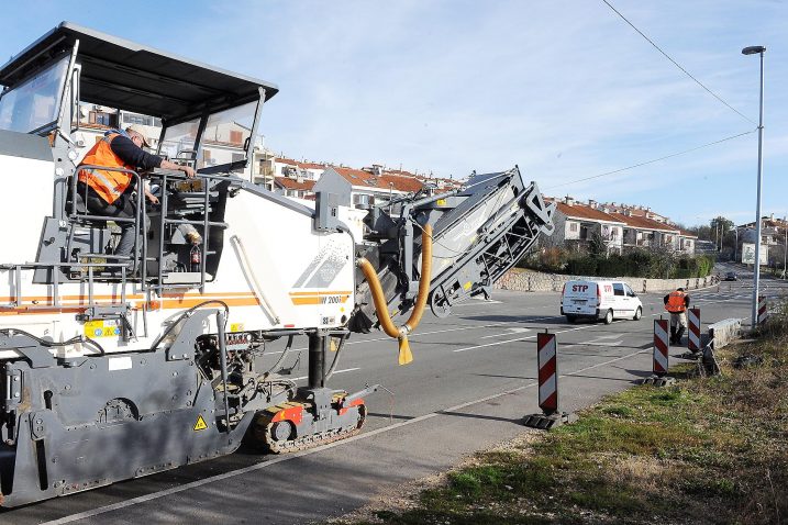Počeli radovi na uređenju kružnog toka na raskrižju ulica Ive Lole Ribara, Bok i Kučićki put na Drenovi / Foto Sergej DRECHSLER