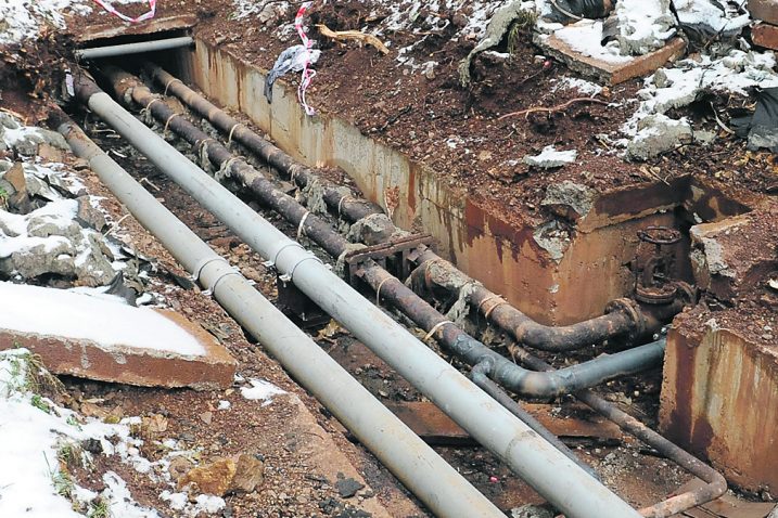 Na području Škurinja bit će zamijenjeno oko 800 metara toplovodnih cijevi / Snimio Vedran KARUZA