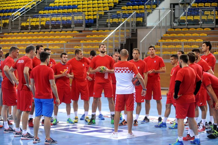 Hrvatski rukometaši s izbornikom Željkom Babićem uoči sinoćnjeg treninga / Snimio M. GRACIN
