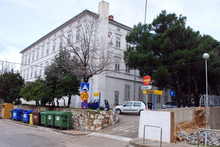 Od stare i derutne školske zgrade u Baški, na zahtjev konzervatora ostat će samo pročelje / Foto: M. TRINAJSTIĆ
