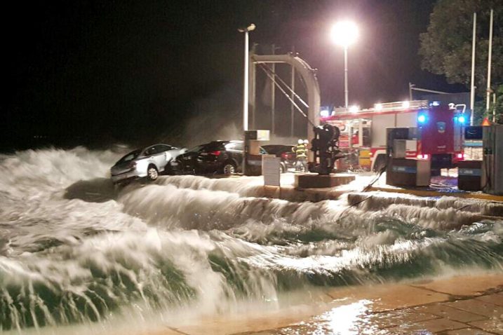 Automobili parkirani na opatijskom mulu opasno su »plesali« na rubu rive / Foto Gordan Filinić (JVP Opatija)