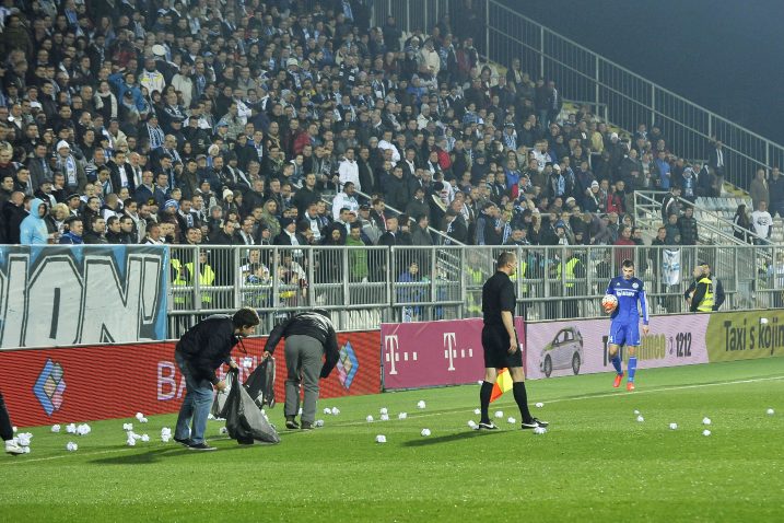 Navijači Rijeke s istočne tribine ostali su neugodno zatečeni kada su sjeli u svoje limene ljubimce / Foto  S. JEŽINA