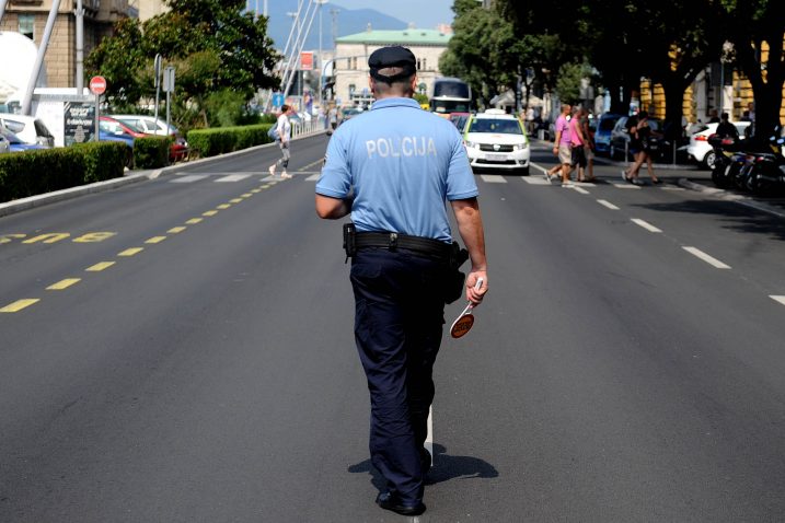 Policajci na riječkoj Rivi imali su pune ruke posla s »brbljavim« vozačima / Snimio I. Tomić