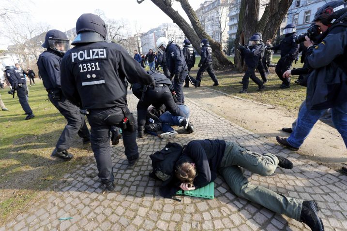Svi pamte ovakve slike, a samo manjina razloge protesta – sukob ovog tjedna u Frankfurtu * Foto: REUTERS