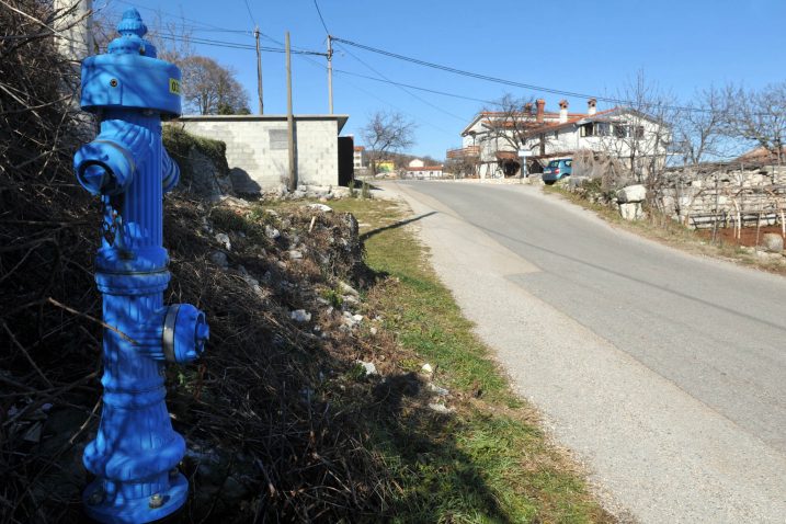 Mještanima Svete Jelene, umjesto postojećeg vodovoda, glavni »izvor« ipak su njihove šterne / Foto: D. ŠKOMRLJ