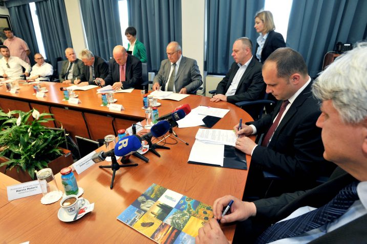 Potpisivanje ugovora s lučkim upravama u PGŽ-u / Foto D: ŠKOMRLJ