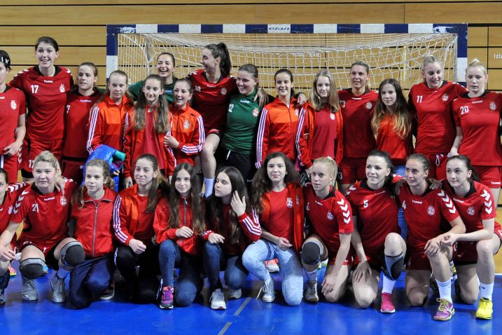 SPREMNE ZA SENZACIJU – Budućnost i sadašnjost Ženskog rukometnog kluba Zamet na okupu / Foto Damir ŠKOMRLJ / NL arhiva