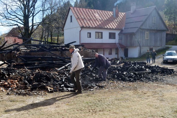 Vatrogasci iz Delnica i Ravne Gore spriječili su širenje požara na susjedne kuće / Foto Marinko KRMPOTIĆ