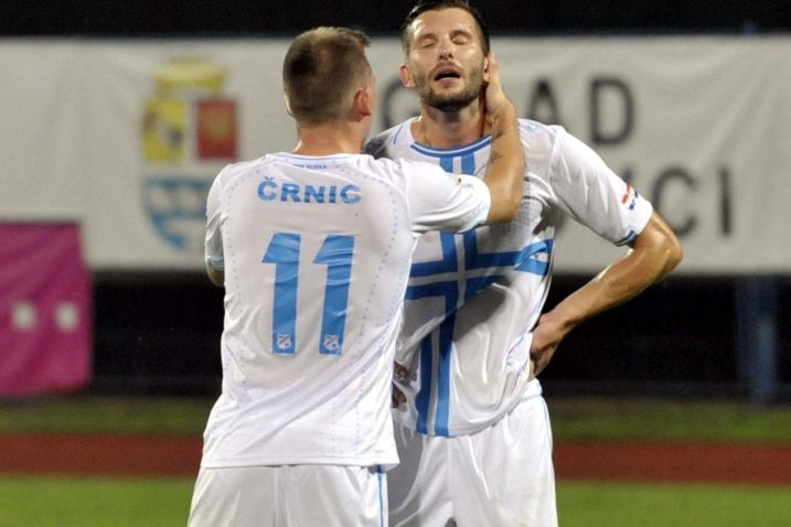 Ne ponovilo se – Alexandera Gorgona, koji je promašio penal prošle jeseni u Vinkovcima, tješi Matic Črnic / Foto Vedran KARUZA