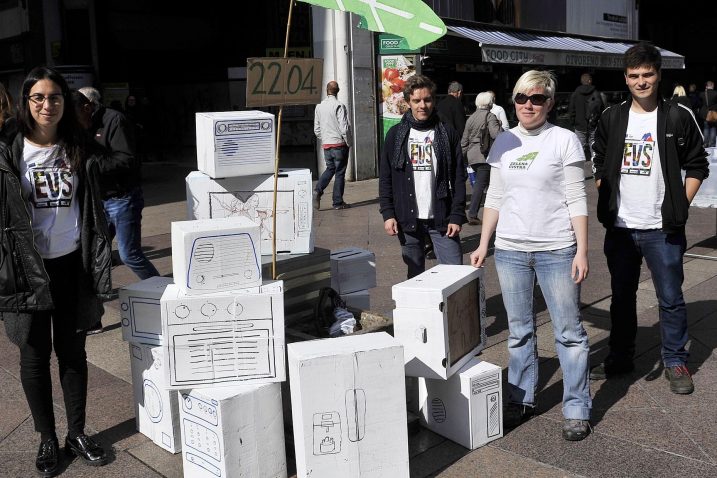 Članovi Udruge Žmergo na Korzu improvizirali smetlište / Foto Ivica TOMIĆ