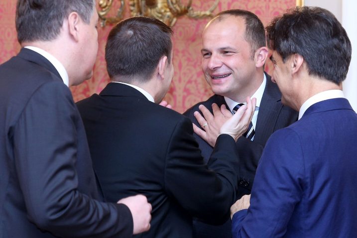 Jako im je smiješno – Arsen Bauk i Siniša Hajdaš Dončić sa stranačkim kolegama / Foto P. MAČEK/PIXSELL