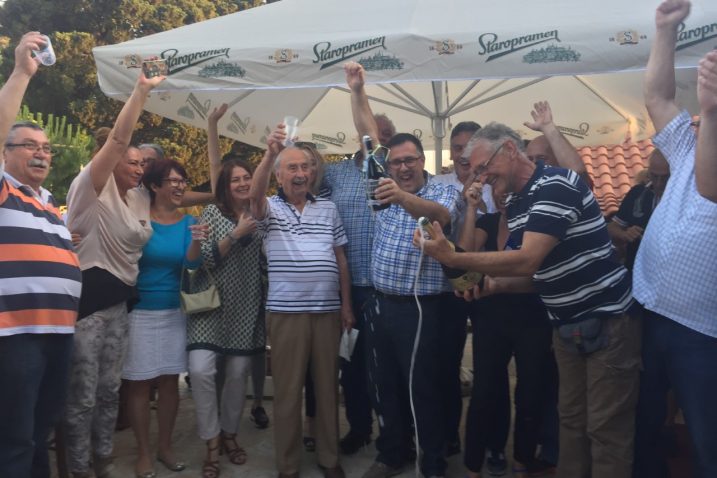 Pobjednički pjenušac na slavlju u izbornom stožeru Dražena Vranića / Foto Vedran KARUZA